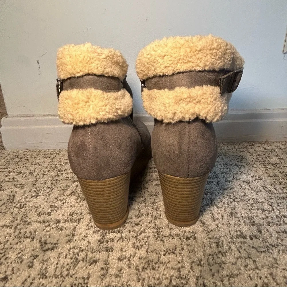 Cheeks Fit Body Tony Gray Wedge Ankle Booties Size 8.5